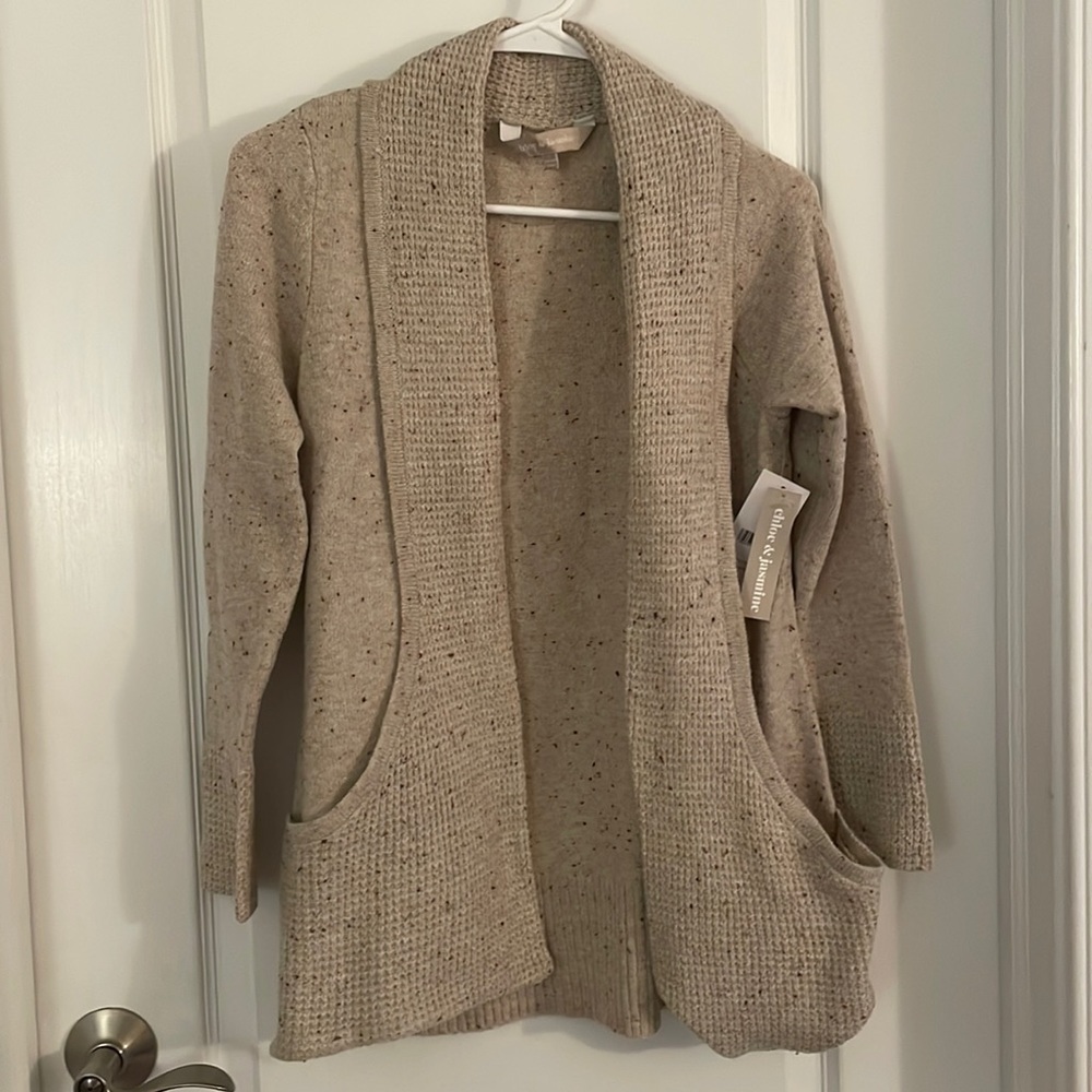 Brand: Chloe & Jasmine Size: Small Tan with Maroon speckles